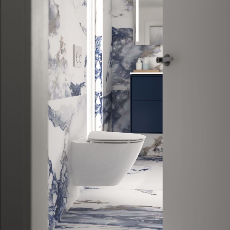 Midnattsblå Ifö Sense Art badrumsmöbler och Ifö Spira Art vägghängd toalett